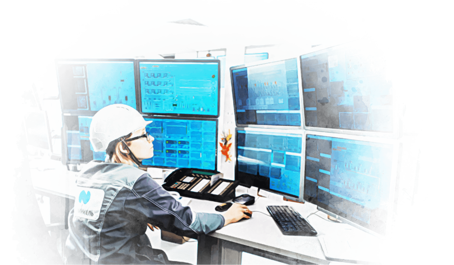 Сотрудница за мониторами